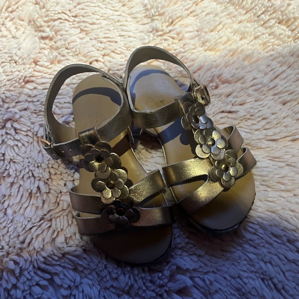 Lot of 2 pairs of size 7 shoes for little girl